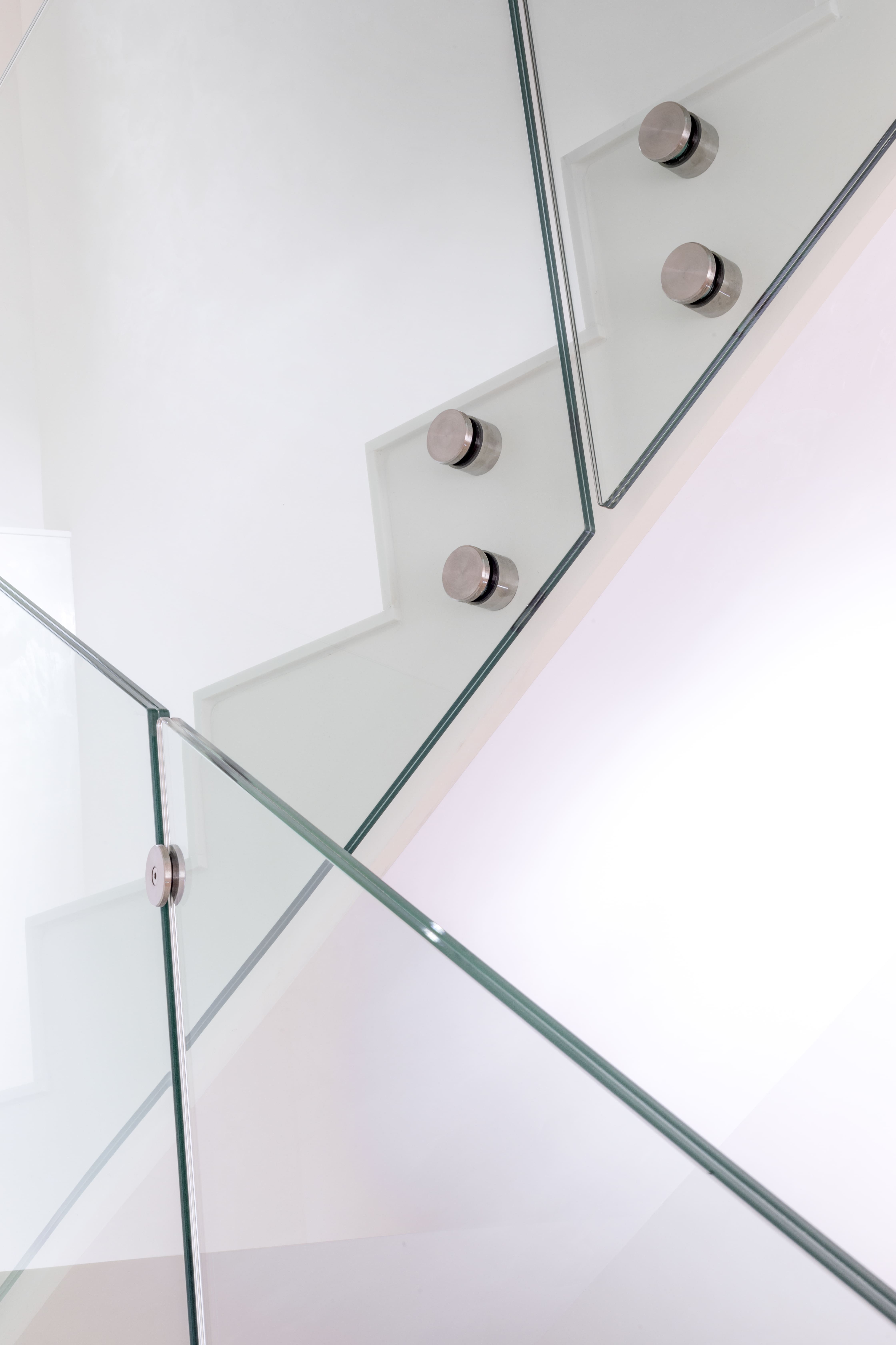 Obklad schodiště corian + sklo